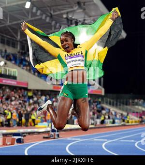 Die Jamaikas Elaine Thompson-Herah feiert den Sieg beim Finale der Frauen 100m im Alexander Stadium am sechsten Tag der Commonwealth Games 2022 in Birmingham. Bilddatum: Mittwoch, 3. August 2022. Stockfoto