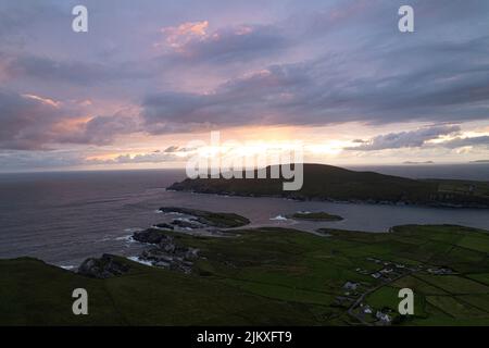 Lila Abenduntergang über Portmagee Bay und Valentia Island, County Kerry, Irland Stockfoto