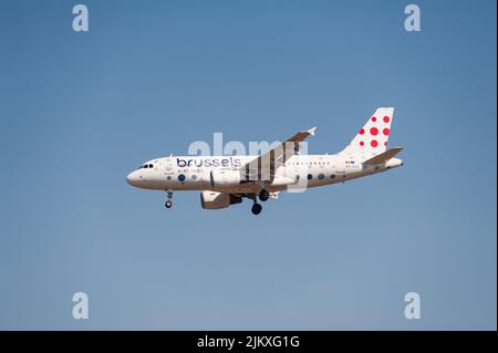 31.07.2022, Berlin, Deutschland, Europa - Ein Airbus A319-100 von Brussels Airlines nähert sich zur Landung dem Flughafen Berlin Brandenburg. Stockfoto