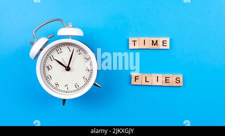 Ein Zitat, das die Menschen daran erinnert, wie wichtig Zeit ist. Ein Zitat zur Selbstmotivation bezüglich der Zeit. Selektiver Fokus auf die Uhr. Stockfoto