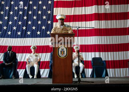 US Marine Corps LT. General Michael E. Langley, Kommandeur des Marine Forces Command, spricht während einer Eröffnungszeremonie auf der Fleet Week New York, 25. Mai 2022 in New York City, Gäste an Bord der USS Bataan. Langley wird der erste schwarze vier-Sterne-General in der 246-jährigen Geschichte der Marine, nachdem der Senat seine Beförderung am 3.. August 2022 bestätigt hat. Stockfoto