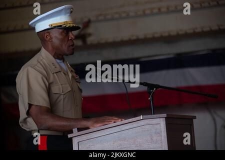 US Marine Corps LT. General Michael E. Langley, Kommandeur des Marine Forces Command, spricht während einer Eröffnungszeremonie auf der Fleet Week New York, 25. Mai 2022 in New York City, Gäste an Bord der USS Bataan. Langley wird der erste schwarze vier-Sterne-General in der 246-jährigen Geschichte der Marine, nachdem der Senat seine Beförderung am 3.. August 2022 bestätigt hat. Stockfoto