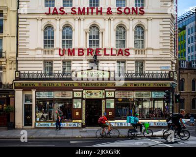James Smith & Söhne Regenschirm Shop in New Oxford Street Central London. Traditionelle Geschäft mit Schirmen und Stöcken. Gegründet 1830. Stockfoto