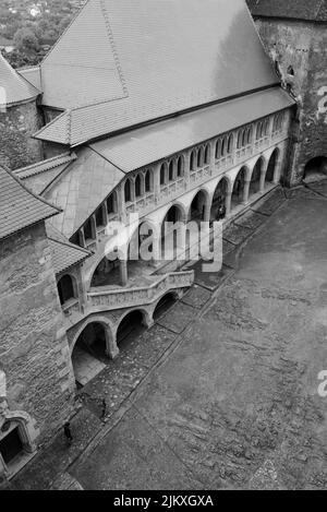 Eine vertikale Graustufenaufnahme von Corvin Castle. Hunedoara, Rumänien. Stockfoto