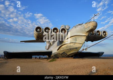Der verlassene sowjetische Ekranoplan der LUN-Klasse an der Küste des Kaspischen Meeres. Dagestan. Russland Stockfoto