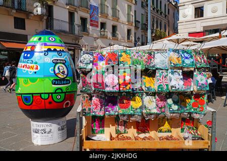 VICENZA, ITALIEN -14 APR 2022- Blick auf den jährlichen Blumenmarkt im April in Vicenza, Venetien, Italien, einem UNESCO-Weltkulturerbe. Stockfoto