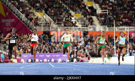 Jamaikas Elaine Thomspon-Herah (Mitte) gewinnt am sechsten Tag der Commonwealth Games 2022 in Birmingham das Finale der Frauen 100m im Alexander Stadium. Bilddatum: Mittwoch, 3. August 2022. Stockfoto