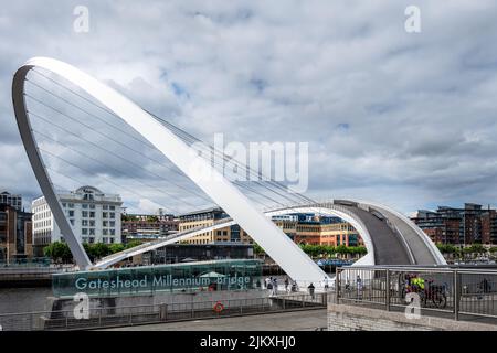 NEWCASTLE, ENGLAND - 3.. JULI 2022: Blick auf die Millenium-Brücke, die halb über dem Fluss Tyne geöffnet ist, an einem bewölkten Sommernachmittag, Northumberland Stockfoto