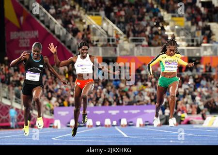 Jamaikas Elaine Thomspon-Herah (Mitte) gewinnt am sechsten Tag der Commonwealth Games 2022 in Birmingham das Finale der Frauen 100m im Alexander Stadium. Bilddatum: Mittwoch, 3. August 2022. Stockfoto