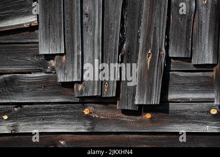 Alte Bretter. Holzhintergrund aus alten Brettern. Holzstruktur auf dunklen Holzplanken, die zufällig angeordnet sind. Stockfoto