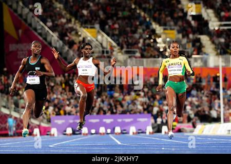 Jamaikas Elaine Thomspon-Herah (rechts) gewinnt am sechsten Tag der Commonwealth Games 2022 in Birmingham das Finale der Frauen 100m im Alexander Stadium. Bilddatum: Mittwoch, 3. August 2022. Stockfoto