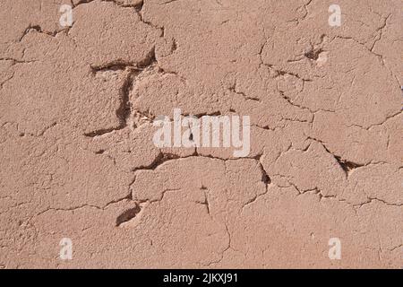 Eine Nahaufnahme von Rissen in der alten lehmwand Stockfoto