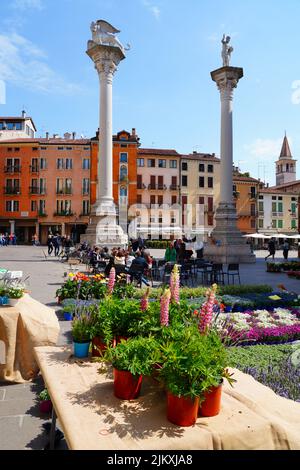 VICENZA, ITALIEN -14 APR 2022- Blick auf den jährlichen Blumenmarkt im April in Vicenza, Venetien, Italien, einem UNESCO-Weltkulturerbe. Stockfoto