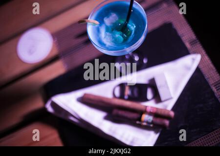 Nahaufnahme von vielen Zigarren auf dem Tisch Stockfoto