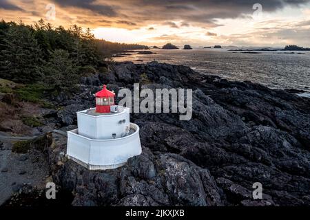 Luftaufnahme des Amphitrite Point Lighthouse, Ucluelet, BC Kanada Stockfoto