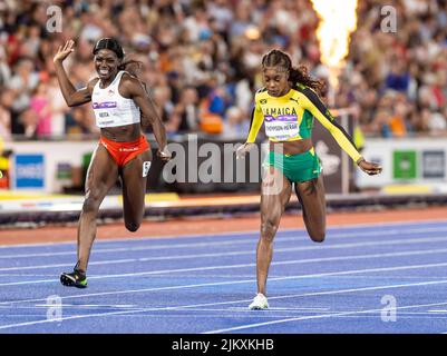 3.. August 2022; Alexander Stadium, Birmingham, Midlands, England: Tag 6 der Commonwealth Games 2022: Die Elaine Thompson-Herah (JAM) überquerte die Ziellinie und gewann die Goldmedaille im Finale der Frauen 100m im Jahr 10,95s.Daryll Neita (eng) belegte den dritten Platz, um 11,07sec die Bronzemedaille zu gewinnen Stockfoto