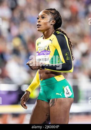 3.. August 2022; Alexander Stadium, Birmingham, Midlands, England: Tag 6 der Commonwealth Games 2022: Elaine Thompson-Herah (JAM) schaut auf die Anzeigetafel, nachdem sie 10,95s die Goldmedaille im Finale der Frauen 100m gewonnen hatte Stockfoto