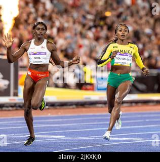 3.. August 2022; Alexander Stadium, Birmingham, Midlands, England: Tag 6 der Commonwealth Games 2022: Elaine Thompson-Herah (JAM), nachdem sie die Ziellinie überquert hatte, um die Goldmedaille im Finale der Frauen 100m im Jahr 10,95s zu gewinnen, und Daryll Neita (eng) landete auf dem dritten Platz und gewann 11,07sec die Bronzemedaille Stockfoto