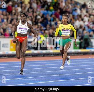 3.. August 2022; Alexander Stadium, Birmingham, Midlands, England: Tag 6 der Commonwealth Games 2022: Elaine Thompson-Herah (JAM) führt 10,95s das Finale der Frauen 100m an und auch Daryll Neita (eng) kommt auf den dritten Platz Stockfoto