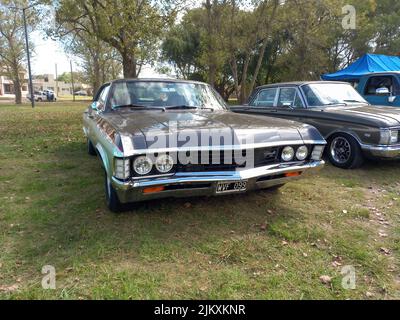 Avellaneda, Argentinien - Mar 20, 2022 - der alte beliebte Chevrolet Chevy Impala, viertürige Limousine Ende 1960s von GM, parkte auf dem Land. Natur Gras und Stockfoto