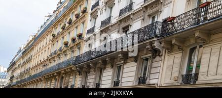 Paris, typische Fassaden, schöne Gebäude im Zentrum Stockfoto