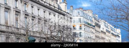 Paris, typische Fassaden, schöne Gebäude im Zentrum Stockfoto