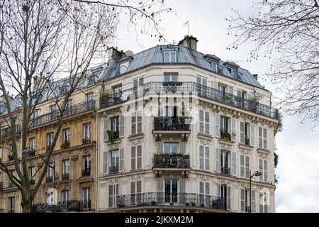 Paris, typische Fassaden, schöne Gebäude im Zentrum Stockfoto