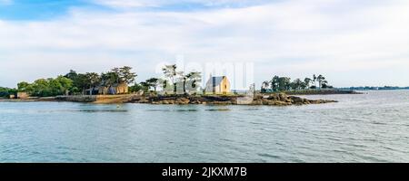 Boedic Insel, mit der Kapelle, im Golf von Morbihan, an der Küste, bei Sonnenuntergang Stockfoto