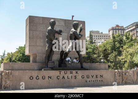 Guvenpark-Denkmal von C. Holzmeister, Franz Wirt, Triberer, Anton Hanak und Joseph Thorak auf dem KIZILAY-Platz in Ankara, Türkei Stockfoto