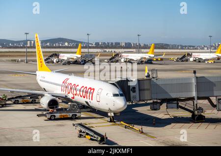 Die türkische Fluggesellschaft Pegasus, ein Flugzeug auf Asphalt, mit einer Marke von Flypgs.com auf einem Flugzeug, SAW, Sabiha Gokcen International Airport, Istanbul, Türkei Stockfoto