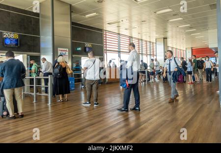 Passagiere Reisende an den Inlandsflugschranken am SAW, Sabiha Gokcen International Airport, Istanbul, Türkei Stockfoto