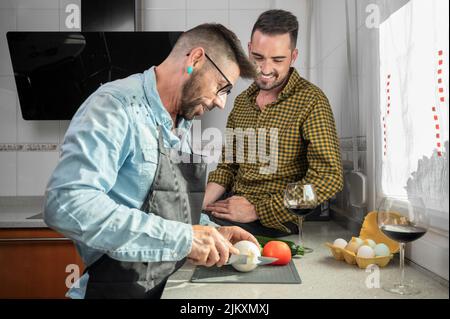 Glücklich Gay paar in der Liebe stehen in die Küche. Sie kochen gemeinsam zu Hause. Hochwertige Fotografie Stockfoto