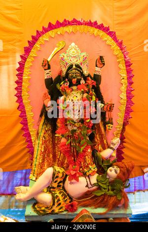 Idol von Maa Kali in einem Dorf-Pandal. Maa kali ist die Hindu-Göttin des Todes, der Zeit und des Weltuntergangs Stockfoto