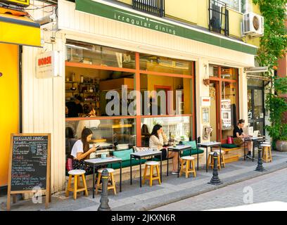 Unregelmäßiges Speisecafé mit Straßentischen in Moda, Kadikoy, Istanbul, Türkei Stockfoto