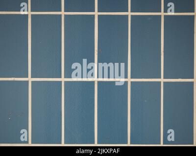 Blaue Fliesenwand aus gleichen Quadraten, Verwendung für Hintergründe oder Textur Stockfoto