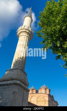 Minarett der Chora-Moschee, die 2020 von der Chora-Kirche in Fatih, Istanbul, Türkei, umgebaut wurde Stockfoto