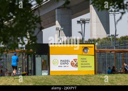 Ein Padel Expo Tennisschläger-Sportpark im Parque das Nacoes, Lissabon Stockfoto