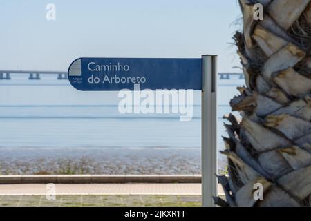 Ein Hinweisschild Camino do Arboreto im Parque das Nacoes Garten, Lissabon Stockfoto