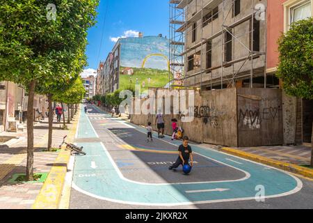 Kinderspielplatz auf der Straße im Stadtteil Esenler - dicht gedrängtes Arbeiterviertel in Istanbul, Türkei Stockfoto