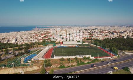 St Paul Stadium in der Stadt Thessaloniki in Griechenland aus der Sicht der Luftdrohne. Schönes Wetter. Blauer Himmel. Hochwertige Fotos Stockfoto