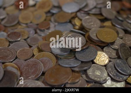 Verschiedene Arten von Münzen auf einem Flohmarkt in Madrid (El Rastro), Spanien, selektiv konzentrieren sich auf die zentrale Münze des Bildes. Stockfoto