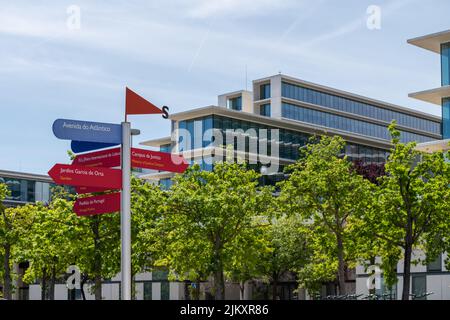 Ein Wegweiser zu wichtigen Punkten wie dem Campus da Justica im Parque das Nacoes Stockfoto