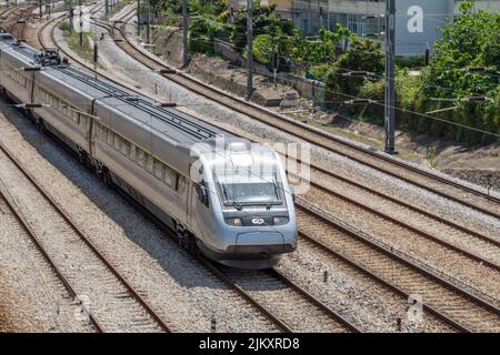 Der CP-Zug fährt von Portugal aus vom Bahnhof Gare do Oriente im Parque das Nacoes ab Stockfoto