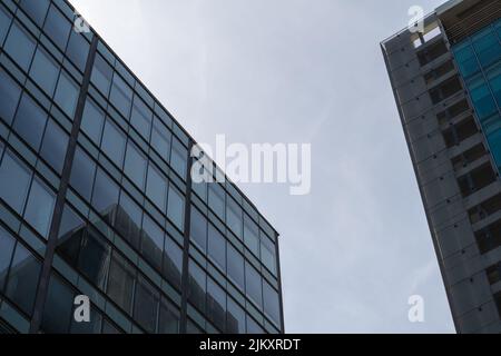 Eine Aufnahme eines modernen Gebäudes in einem niedrigen Winkel Stockfoto