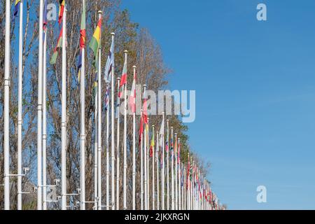 Die verschiedenen Flaggen aus allen Ländern, die auf der EXPO 98 im Parque das Nacoes vertreten sind Stockfoto