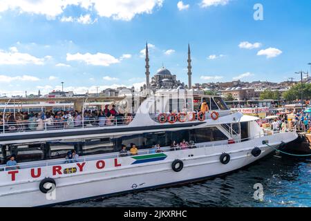 Eminonu Pier - Fähre, Bootstation im historischen Viertel von Fatih, Istanbul, Türkei Stockfoto