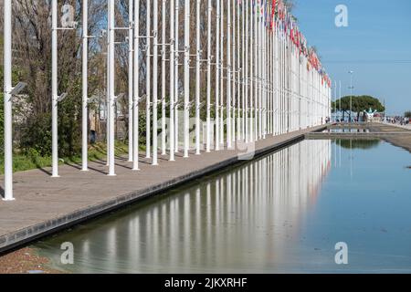 Die verschiedenen Flaggen aus allen Ländern, die auf der EXPO 98 im Parque das Nacoes vertreten sind Stockfoto