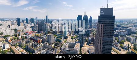 7.22.2022 Warschau, Polen. Im Vordergrund eine Panoramabild des Stadtbildes von Warschau und des Warsaw Trade Tower. Schönes sonniges Wetter. Hochwertige Fotos Stockfoto
