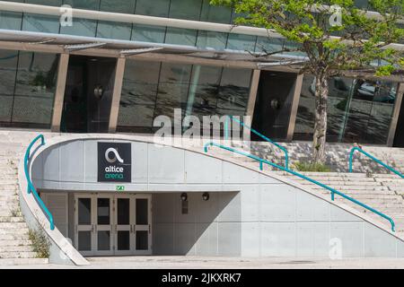 Ein schöner Blick auf die Altice Arena an einem sonnigen Tag im Parque das Nacoes in Lissabon, Portugal Stockfoto