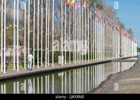 Die verschiedenen Flaggen aus allen Ländern, die auf der EXPO 98 im Parque das Nacoes vertreten sind Stockfoto